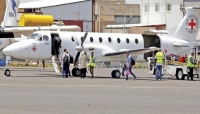 طائرة للصليب الأحمر تنقل 19 أسيرا سعوديا وسودانيا من مطار صنعاء