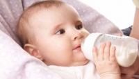 دراسة: الرضع يبتلعون ملايين الجسيمات البلاستيكية من زجاجات الحليب