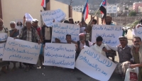 أسر شهداء وجرحى الحرب ينفذون وقفة أمام مبنى محافظة عدن