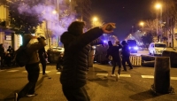 متظاهرون يرشقون الشرطة بالحجارة في احتجاجات على سجن مغني راب بإسبانيا