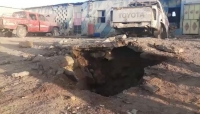 آثار قصف حوثي سابق سقط وسط حي سكني بمحافظة مارب