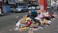 عمال النظافة  في تعز يعلنون الإضراب احتجاجا على عدم صرف مرتباتهم