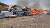 حريق يلتهم  مستودع بيع  الأخشاب في منطقة الرباط بمحافظة لحج