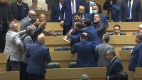 عراك بالأيدي تحت قبة البرلمان الأردني لدى مناقشة تعديلات دستورية (فيديو)