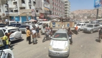 حضرموت..محتجون يغلقون أحد شوارع المكلا بسياراتهم احتجاجاً على ارتفاع أسعار المشتقات