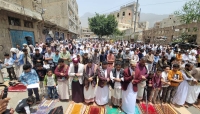 تعز..مئات المواطنين يؤدون صلاة الجمعة قرب منفذ المدينة الشرقي المغلق من الحوثيين