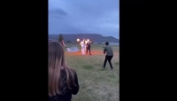 طمعا بالشهرة.. عروسان يضرمان النار بجسميهما في حفل زفافهما(فيديو )