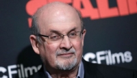نيويورك.. اتهام منفذ الهجوم على سلمان رشدي بـ"الشروع في القتل"