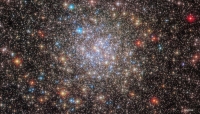تلسكوب "هابل" يرصد عشرات آلاف النجوم قرب "قلب" مجرتنا