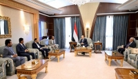 العليمي يوجه الحكومة بتنفيذ خطة نقل واستقبال المحتجزين المقرر الإفراج عنهم