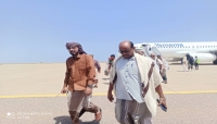 وزير الثروة السمكية السابق فهد كفاين ووكيل المحافظة عيسى مسلم في مطار سقطرى