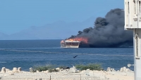 اندلاع حريق هائل في سفينة صغيرة قرب سواحل المكلا