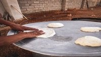 جدة سورية تصنع خبز التنور لتعيل أحفادها اليتامى