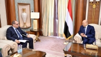 رئيس المجلس الرئاسي رشاد العليمي والسفير المصري أحمد فاروق