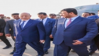 رئيس المجلس الرئاسي رشاد العليمي وعضو المجلس عبدالله العليمي خلال وصولهما مطار عدن