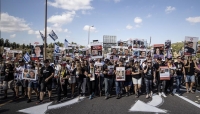 آلاف من أهالي الأسرى الإسرائيليين في مسيرة تتجه نحو مكتب نتنياهو