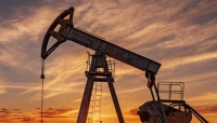 أسعار النفط تنهي التعاملات بتراجع 2.5% عند أدنى مستوى في أسبوعين