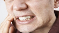 صرير الأسنان.. الأسباب وطرق العلاج