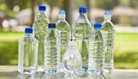 كم مرة يجب غسل زجاجات المياه متكررة الاستخدام؟