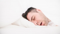 لمنع تجاعيد الوجه.. ما هي طرق النوم الصحية؟
