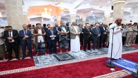 رئيس مجلس القيادة الرئاسي يؤدي صلاة العيد في عدن