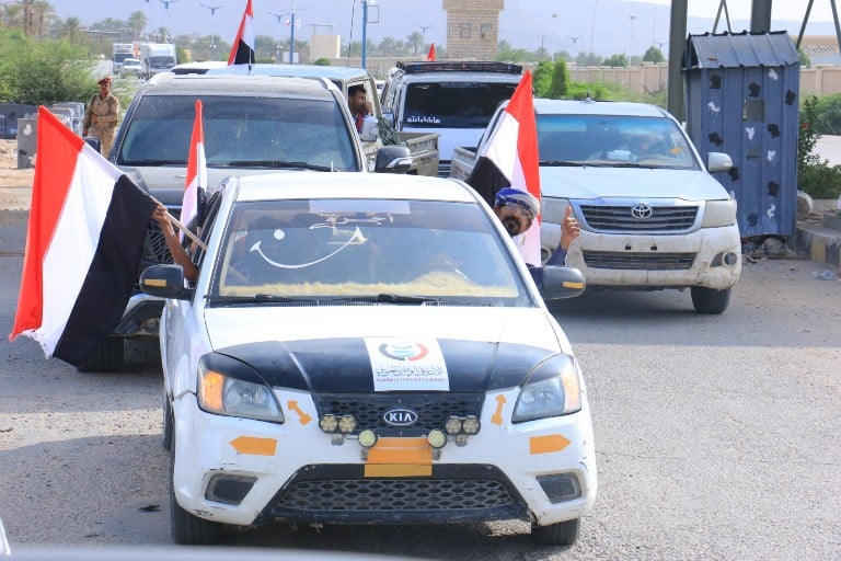 توافد الحشود المشاركة في المظاهرة الحاشدة بمحافظة حضرموت
