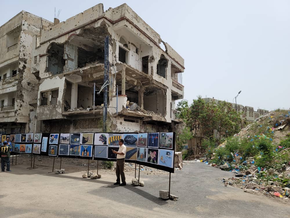 معرض فني في المنفذ الشرقي لمدينة تعز يوضح معاناة المدنيين من استمرار الحصار