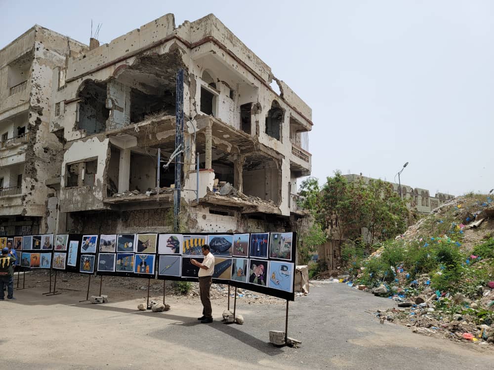 معرض فني في المنفذ الشرقي لمدينة تعز يوضح معاناة المدنيين من استمرار الحصار