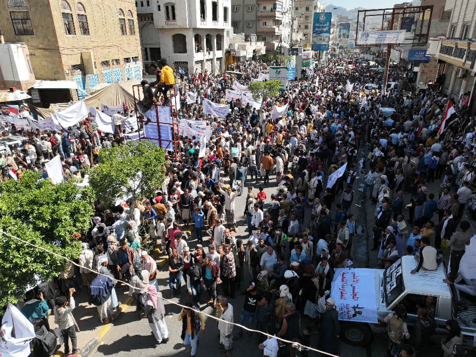 مسيرة جماهيرية حاشدة في تعز تؤكد استمرار معركة التحرير وتطالب بدعم الجيش الوطني وتوفير الخدمات